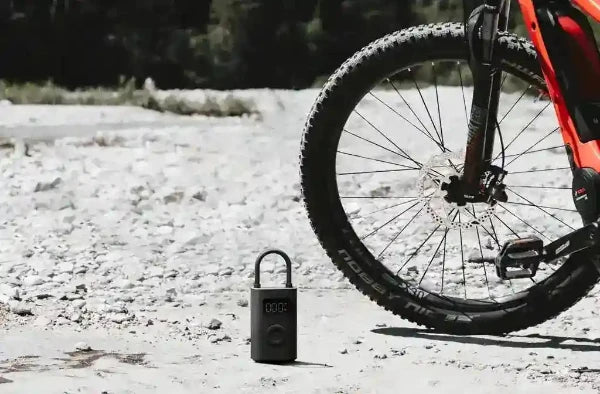 pumpify_xiaomi_porable_air_compressor_2_next_to_mountain_bike